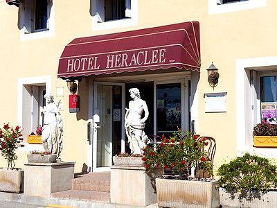 Logis Heraclee Saint-Gilles  Buitenkant foto